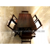 Mesa com Seis Cadeiras de Madeira