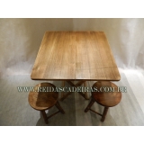 Mesa Dobrável e Banquetas